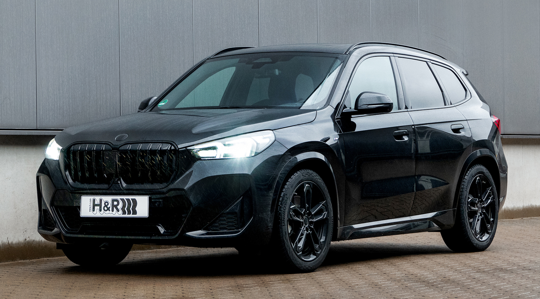 https://www.h-r.com/wp-content/uploads/2023/04/BMW-X1-23d-xDrive-Typ-U1X-HR-Tieferlegungsfedern-Front.jpg