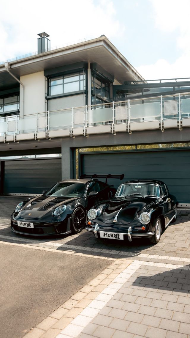 Two generations - one passion !🖤

Ein mit H&R Rennfedern ausgestatteter Porsche 992 GT3 RS trifft seinen zeitlosen Grundsteinleger, den Porsche 356. 
Ein Doppelpack, das bei jedem Autofan für Gänsehaut sorgt und Erinnerungen weckt. 😍

Bei H&R steht Leidenschaft und Performance im Fokus – egal, ob es um neue oder Fahrzeuge der älteren Baujahre geht.
Wann immer du uns brauchst, sind wir dein Ansprechpartner! 💪🏼💥 

#HRspezialfedern #HRinside #DasFaHRwerk 
#Porsche #PorscheGT3RS #Porsche992GT3RS #Posche356 #PorscheOldtimer #Oldtimer