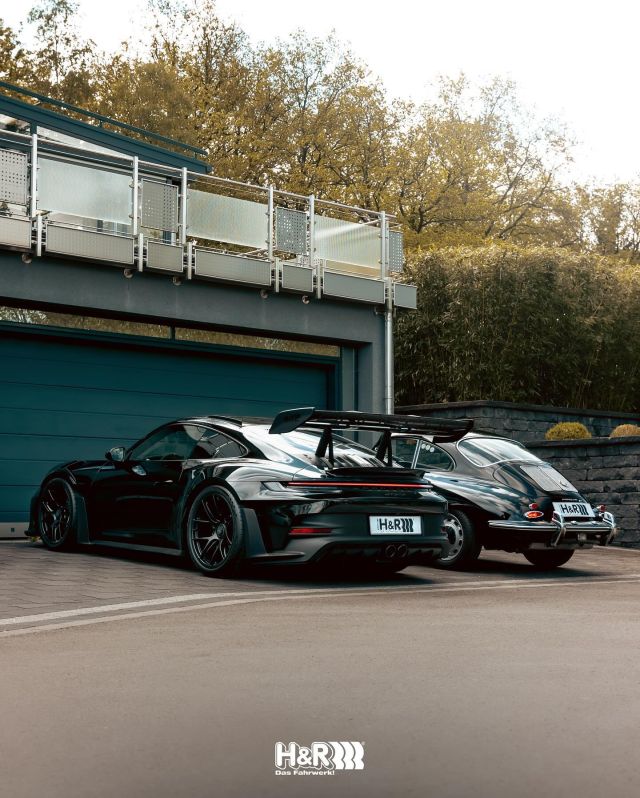Two generations - one passion !🖤

Ein mit H&R Rennfedern ausgestatteter Porsche 992 GT3 RS trifft seinen zeitlosen Grundsteinleger, den Porsche 356. 
Ein Doppelpack, das bei jedem Autofan für Gänsehaut sorgt und Erinnerungen weckt. 😍

Bei H&R steht Leidenschaft und Performance im Fokus – egal, ob es um neue oder Fahrzeuge der älteren Baujahre geht.
Wann immer du uns brauchst, sind wir dein Ansprechpartner! 💪🏼💥 

911 GT3 RS (WLTP): Kraftstoffverbrauch kombiniert: 13,4 l/100 km; CO₂-Emissionen kombiniert: 305 g/km; CO₂-Klasse: G; Stand 04/2024

#HRspezialfedern #HRinside #DasFaHRwerk 
#Porsche #PorscheGT3RS #Porsche992GT3RS #Posche356 #PorscheOldtimer #Oldtimer
